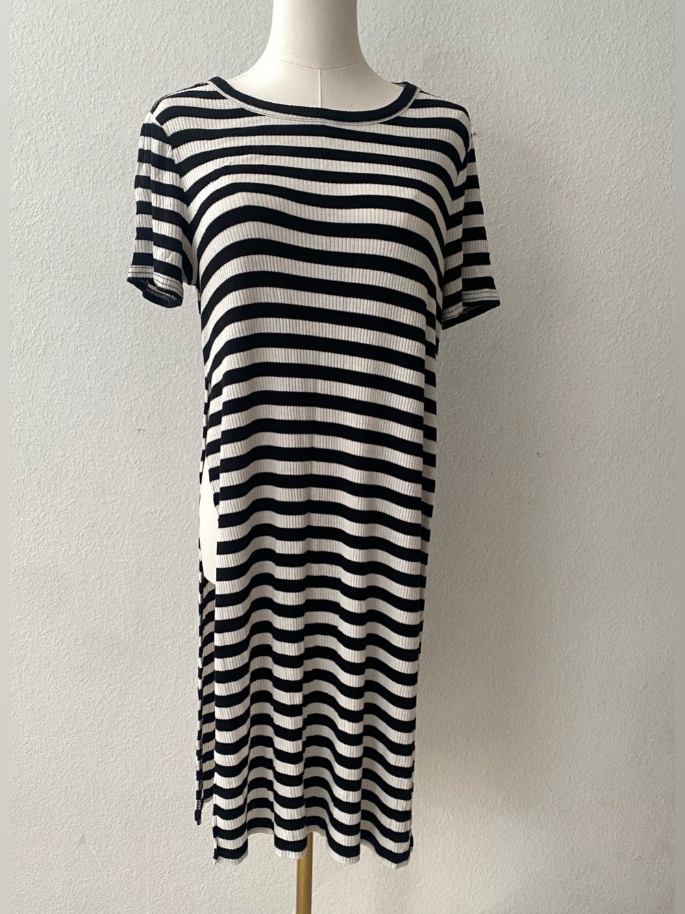 Women’s Large Ribbed Striped T-Shirt Dress Black White Side Slit